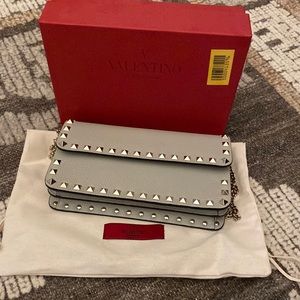 Valentino wallet on a chain
